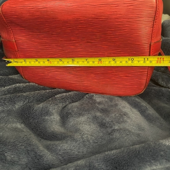 (SOLD)Authentic vintage Louis Vuitton Red Epi bucket noe bag - Picture 9 of 12